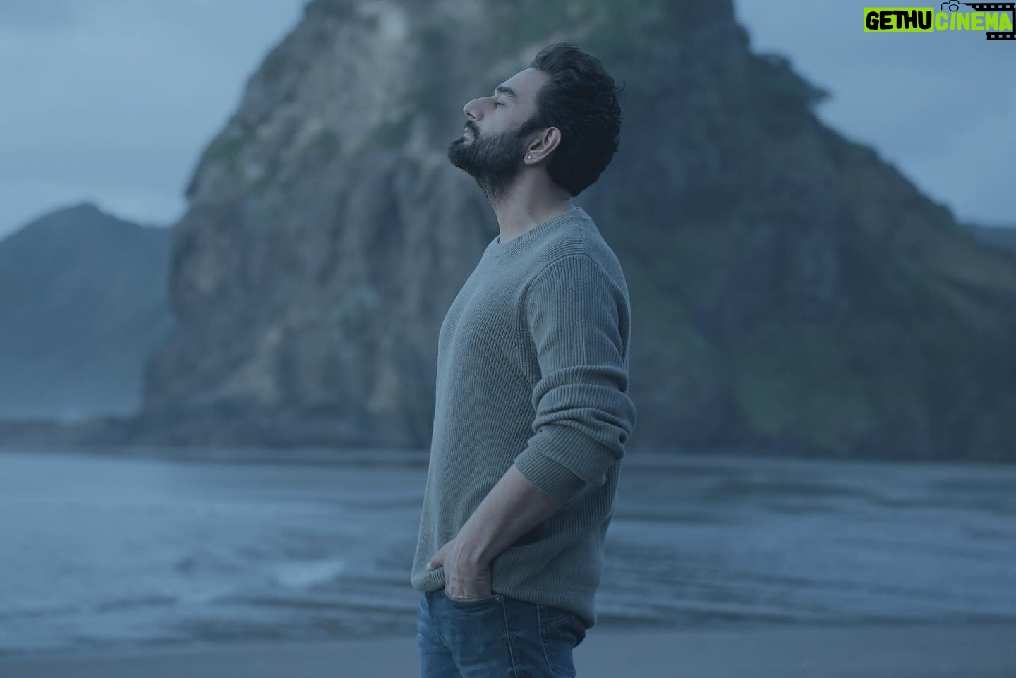 Shekhar Ravjiani - 5.3K Likes - Na rishtey na bandhan
Na duniya
Kuch bhi na chahun main
Do ankhiyaan
Bandh karke main
So chuka hun main
Kho chuka hun main
Ud raha hun main
Dheere dheere gehri lambi
Saanson ka ye aana jaana
Halke halke jalke
Main ho raha dhuaan
Khaali khali asmaan hai
Main hun koi na yahaan hai
Saaya bhi ye mera
Na jane hai kahaan
Na rehna hai is zameen pe
Wahaan hain chehre ajnabi se
Mujhko hawaaon mein ghul ke
Jeena hai is baar khul ke
Ungliyon se taare choo lun
Baadalon se baarish le lun
Aur mera ye lamha ruk sa jaaye
Nadiyon jaisa behte behte
Mil jaon neele sagar se
Khwabon wale seepi
Ke moti ho jahaan
Chalte chalte udte udte
Man marzi se rukte mudte
Aise hi achanak
Main ho jaaoon fanaah
Ud Raha Hun Main streaming on all your favourite platforms. Link in Bio.