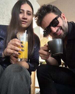 Shekhar Ravjiani Instagram - Celebrating the joy and magic of the journey of creating and shooting “Bani Thani”and all the beautiful people who took this crazy ride with me! Big love to you all! 

Thank you for loving and sharing this song. And if you haven’t heard the song yet, check it out now! ❤️🦅

And always Maa ka Ashirwad in the last pic! 🙏