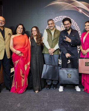 Shekhar Ravjiani Instagram - After enduring a significantly delayed flight and a long wait at the Dubai airport, I finally arrived in Singapore for a cause that is incredibly close to my heart.

@cankidskidscan hosted its sensational “Singapore Goes Gold Gala” to raise awareness & funds for children fighting cancer in India. The stories and journey of the founders @bagaipoonam @sonalsharma2976 were extremely inspirational. A thought-provoking Fireside Chat on “Navigating Privilege,” featuring @peajee @mmkwee @lisaraniray @caesarsen and the recognition of outstanding contribution to change for Childhood Cancer in India through the Gold Hero Awards at the gala were truly enlightening.

I had the honor of closing the night with an unplugged performance with my friend @sanjoygtr It’s a privilege to be part of such a meaningful cause, using music to bring us all closer to a world where no child has to face cancer alone.

Event curated & managed by
@shwetanarang_ @ferriswheeldiaries

#SingaporeGoesGold #GoGoldIndia #cankids #gogold #cancerawareness #childhoodcancerawareness
