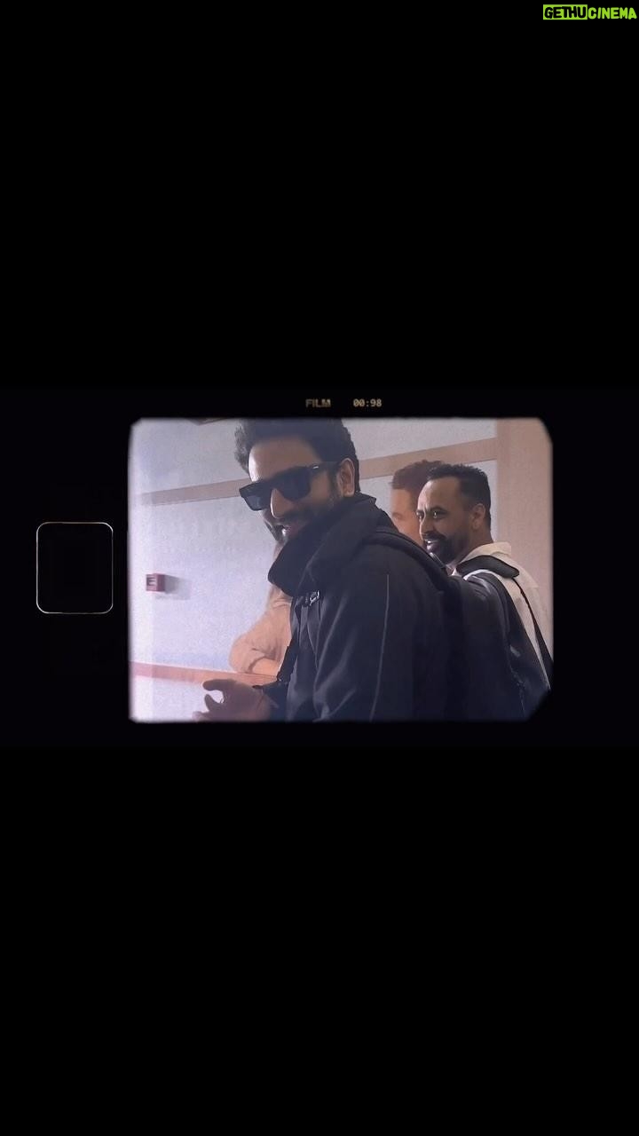 Shekhar Ravjiani - 1.2K Likes - @shekharravjiani & @vishaldadlani is here in Newzealand Get ready Auckland for Fly Away and witness biggest show of the tour⚡️❤️🎥
@reddotentertainmentaus @swapnil.shah.18 @arjav_mardav @bhaviknz @himiijain @vidhiiiirawal
🎥 @rjproduction.co.nz
#nz #shekharrajivani #garudamusic #vs #vishaldadlani #biggest #tour #fighter #livemusic #concert #airport #reelsinstagram #trending