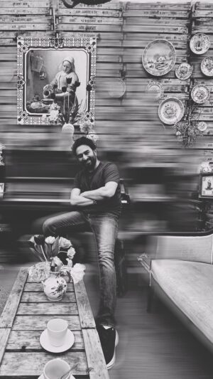 Shekhar Ravjiani Instagram - I’m Amsterstanding everything 😇

 #amsterdam #zehnaseeb #love #music #tulips #travel