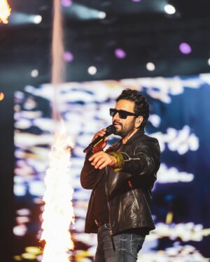 Shekhar Ravjiani Instagram - #zehnaseeb last night with @karankanchanmusic @kasyapmusic and the beautiful people of #mumbai ✨

 📷 @kartikkher @xo.visuals 👌