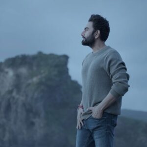 Shekhar Ravjiani Instagram - Na rishtey na bandhan 
Na duniya
Kuch bhi na chahun main 
Do ankhiyaan 
Bandh karke main 
So chuka hun main 
Kho chuka hun main 
Ud raha hun main 

Dheere dheere gehri lambi 
Saanson ka ye aana jaana 
Halke halke jalke 
Main ho raha dhuaan
Khaali khali asmaan hai 
Main hun koi na yahaan hai
Saaya bhi ye mera 
Na jane hai kahaan 

Na rehna hai is zameen pe 
Wahaan hain chehre ajnabi se 
Mujhko hawaaon mein ghul ke 
Jeena hai is baar khul ke 

Ungliyon se taare choo lun 
Baadalon se baarish le lun
Aur mera ye lamha ruk sa jaaye 

Nadiyon jaisa behte behte 
Mil jaon neele sagar se 
Khwabon wale seepi
Ke moti ho jahaan 
Chalte chalte udte udte 
Man marzi se rukte mudte 
Aise hi achanak 
Main ho jaaoon fanaah

Ud Raha Hun Main streaming on all your favourite platforms.  Link in Bio.