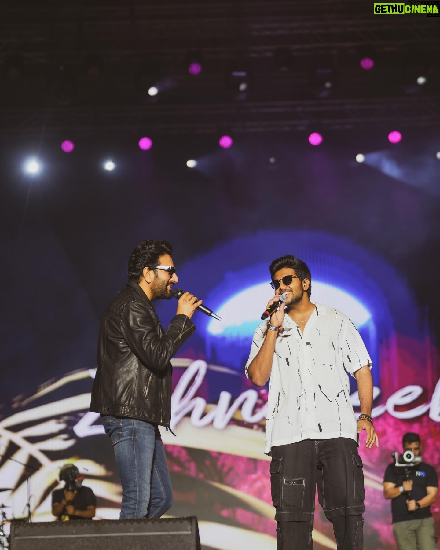 Shekhar Ravjiani - 6K Likes - #zehnaseeb last night with @karankanchanmusic @kasyapmusic and the beautiful people of #mumbai ✨
📷 @kartikkher @xo.visuals 👌