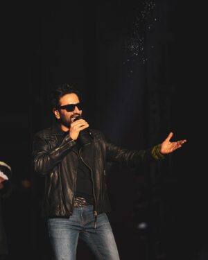 Shekhar Ravjiani Instagram - #zehnaseeb last night with @karankanchanmusic @kasyapmusic and the beautiful people of #mumbai ✨

 📷 @kartikkher @xo.visuals 👌