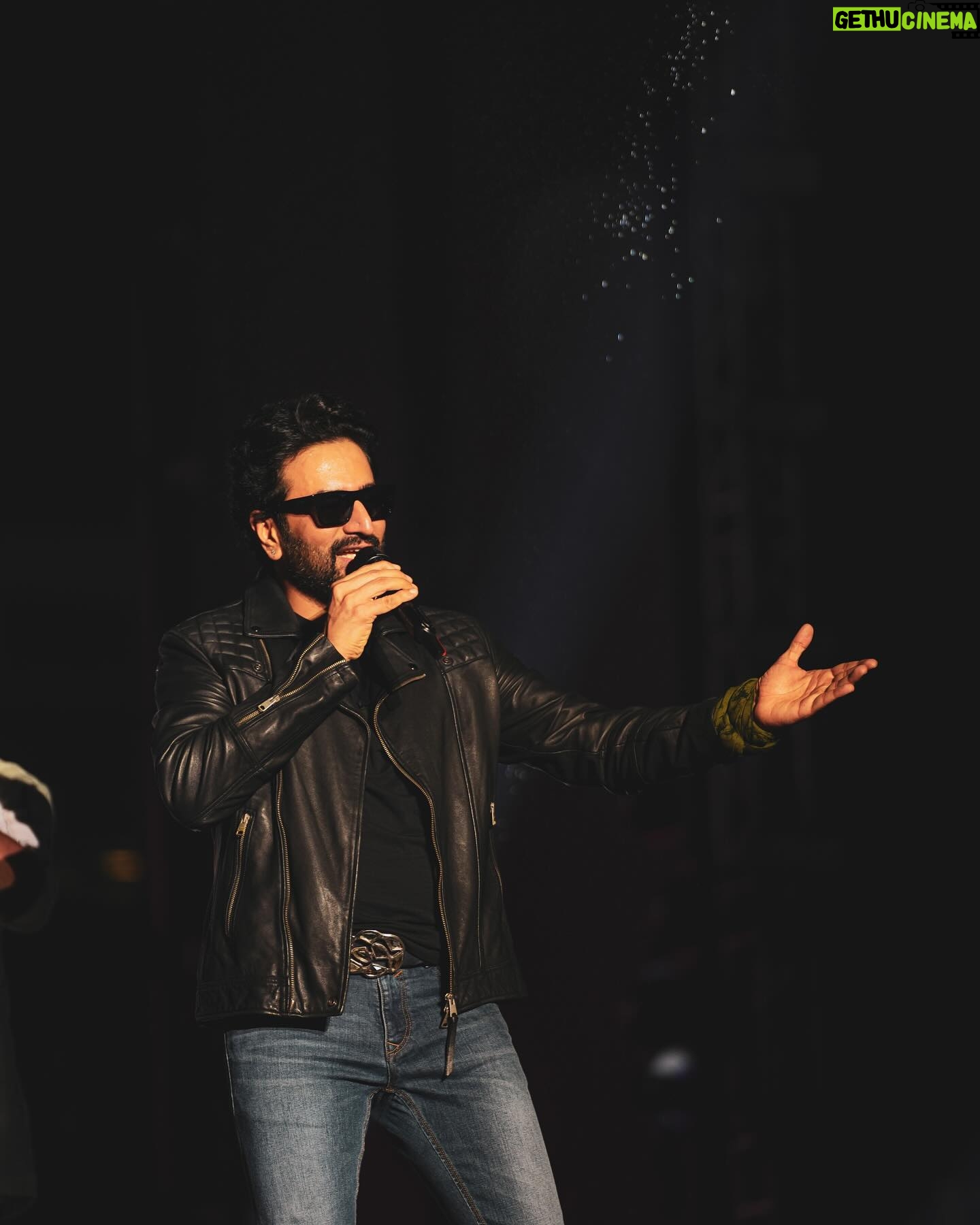 Shekhar Ravjiani - 6K Likes - #zehnaseeb last night with @karankanchanmusic @kasyapmusic and the beautiful people of #mumbai ✨
📷 @kartikkher @xo.visuals 👌