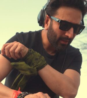 Shekhar Ravjiani Instagram - BANI THANI available on all streaming platforms 
@garuudaamusiic 

@adya_singssss @irismaity7 @anvita_dee @rish_sharma 

#music #love #pop #indiepop #indie #indiemusic #dance #udaipur #dj #recordlabel #artist #picture #carousel #memories #indianidol #lyrics #stream