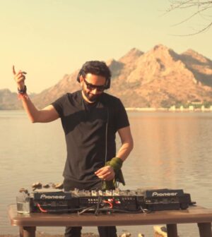 Shekhar Ravjiani Instagram - BANI THANI available on all streaming platforms 
@garuudaamusiic 

@adya_singssss @irismaity7 @anvita_dee @rish_sharma 

#music #love #pop #indiepop #indie #indiemusic #dance #udaipur #dj #recordlabel #artist #picture #carousel #memories #indianidol #lyrics #stream