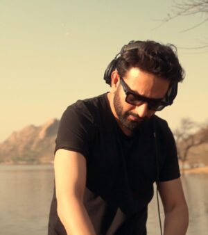 Shekhar Ravjiani Instagram - BANI THANI available on all streaming platforms 
@garuudaamusiic 

@adya_singssss @irismaity7 @anvita_dee @rish_sharma 

#music #love #pop #indiepop #indie #indiemusic #dance #udaipur #dj #recordlabel #artist #picture #carousel #memories #indianidol #lyrics #stream