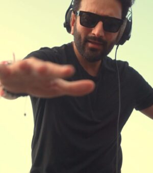 Shekhar Ravjiani Instagram - BANI THANI available on all streaming platforms 
@garuudaamusiic 

@adya_singssss @irismaity7 @anvita_dee @rish_sharma 

#music #love #pop #indiepop #indie #indiemusic #dance #udaipur #dj #recordlabel #artist #picture #carousel #memories #indianidol #lyrics #stream