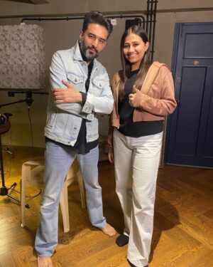 Shekhar Ravjiani Instagram - It’s been 1 month since #banithani ‘s release❤️

A big thankyou to each one of you! You guys showed so much love and support throughout by listening to and sharing the song! ❤️🙏🏻

Thankyou so much @shekharravjiani sir! This song is the first song of my life and it will always be a core memory because not only is it beautiful but also because you were there! I’ve grown up listening to you, love all your albums! This memory will always make me very emotional! The journey from you coming to Idol, choosing me to then meeting me at your home studio, recording the song and finally hearing the output together has been so much fun and informative! I am at a loss of words to express my gratitude towards you! Thankyou so much for trusting and believing in me!
You’re the best❤️ 
Always a biggg Fan!🫶🏻🧿

Especially the day when I was going back to Delhi and met you before going to the airport, that day still keeps rewinding in my head! You have so much humility and love inside of you and  you don’t fear from sharing it with the world which makes you even more special! My mom is also sending lots of love and prayers to you❤️

Thankyouuu @garuudaamusiic  @anvita_dee ma’am, @rish_sharma and @mixedbyhanish for this! Sending loads of love to all of you!❤️

#banithani #shekharravjiani #adyamishra #indianidol #indianidol14