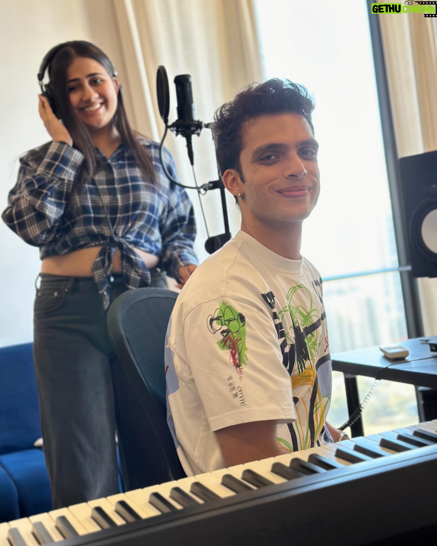 Shekhar Ravjiani - 42.5K Likes - Celebrating the joy and magic of the journey of creating and shooting “Bani Thani”and all the beautiful people who took this crazy ride with me! Big love to you all!
Thank you for loving and sharing this song. And if you haven’t heard the song yet, check it out now! ❤️🦅
And always Maa ka Ashirwad in the last pic! 🙏