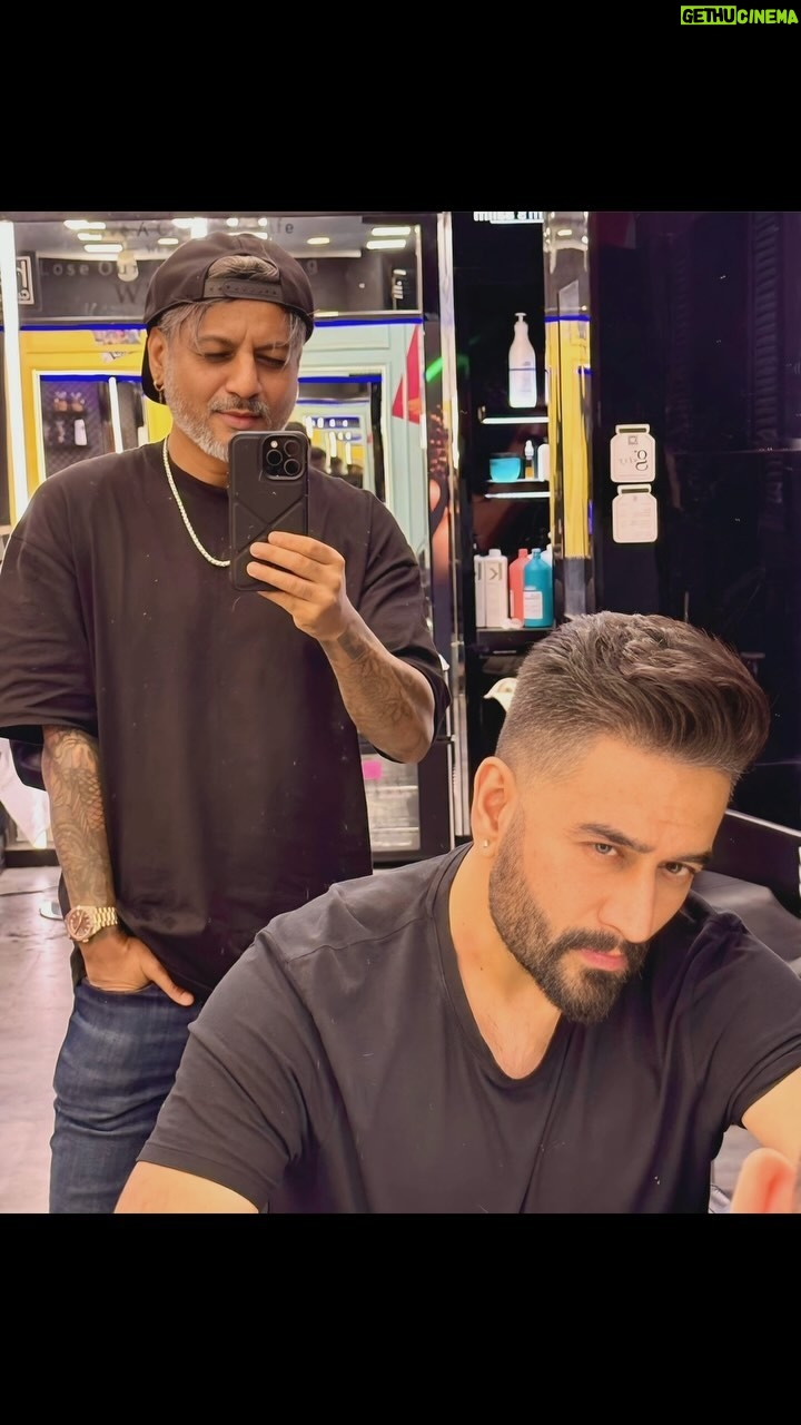 Shekhar Ravjiani - 43.6K Likes - A New Day .. A New Vibe 🙌💇♂️😍💈🎵
@shekharravjiani
@aalimhakim
#shekharravijani #aalimhakim