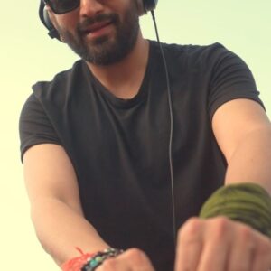Shekhar Ravjiani Instagram - Celebrating the joy and magic of the journey of creating and shooting “Bani Thani”and all the beautiful people who took this crazy ride with me! Big love to you all! 

Thank you for loving and sharing this song. And if you haven’t heard the song yet, check it out now! ❤️🦅

And always Maa ka Ashirwad in the last pic! 🙏