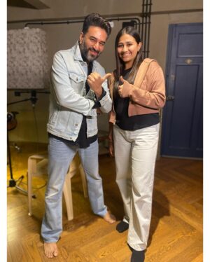 Shekhar Ravjiani Instagram - It’s been 1 month since #banithani ‘s release❤️

A big thankyou to each one of you! You guys showed so much love and support throughout by listening to and sharing the song! ❤️🙏🏻

Thankyou so much @shekharravjiani sir! This song is the first song of my life and it will always be a core memory because not only is it beautiful but also because you were there! I’ve grown up listening to you, love all your albums! This memory will always make me very emotional! The journey from you coming to Idol, choosing me to then meeting me at your home studio, recording the song and finally hearing the output together has been so much fun and informative! I am at a loss of words to express my gratitude towards you! Thankyou so much for trusting and believing in me!
You’re the best❤️ 
Always a biggg Fan!🫶🏻🧿

Especially the day when I was going back to Delhi and met you before going to the airport, that day still keeps rewinding in my head! You have so much humility and love inside of you and  you don’t fear from sharing it with the world which makes you even more special! My mom is also sending lots of love and prayers to you❤️

Thankyouuu @garuudaamusiic  @anvita_dee ma’am, @rish_sharma and @mixedbyhanish for this! Sending loads of love to all of you!❤️

#banithani #shekharravjiani #adyamishra #indianidol #indianidol14