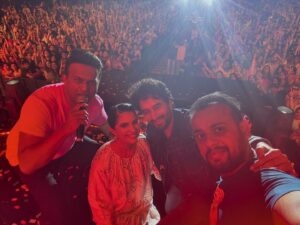 Shekhar Ravjiani Instagram - And the wrap up selfie .. Vishal and Sheykhar Live in Concert Pune. 
@vishaldadlani @shekharravjiani 

#vishalandshekharlive #shekharravjiani #vishaldadlani #urbaneshows #abhishekulkarni #chahatdalal
