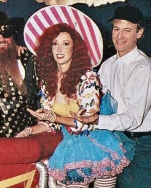 Shelley Duvall Instagram - Shelley Duvall’s Mother Goose Rock ‘n’ Rhyme premiered 34 years ago today (May 19, 1990) on the Disney Channel 🐣🌈🫧

The quirky TV movie had a star-studded cast including Little Richard, Brian Bonsall, Teri Garr, Woody Harrelson, Debbie Harry, Cyndi Lauper, and Howie Mandel. Shelley even met her current partner, Dan Gilroy, on set of this movie and they’ve been together ever since. You can watch it for free on YouTube! 

I love that luxurious red wig and @patriciafield costumes 💗

#shelleyduvall #mothergoose #1990s #nostalgia #patriciafield #disney #disneychannel #tvshow #90smovies #1990 #90skid #throwback #groovy #90saesthetic #feverdream #ilovethe90s #retro #vintage #actress #littlerichard #cyndilauper