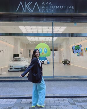 Shennio Lin Instagram - 夢想與童趣的無限延伸

這次-Inmanyi漫音-藝術家首台灣個展
以「POP ERA」為命名
帶我們一起體驗美好童貞與浪漫

可愛的蘋果狗-PIN BOO
頭文字D-高橋涼介駕駛的MAZDA RX-7(FD
七龍珠-布瑪騎乘摩特車DARK WARRIOR BULMA 19

藝術家-INMANYI以經典發展繆思延伸創作
作品在不同空間中穿梭
讓我們在接受各種壓力時
得以感受到簡單快樂與緩和舒壓的出口

⬇️⬇️《展覽資訊》
Inmanyi solo exhibition「POP ERA」
展覽日期： 2024 年 5 月 10 日至 6 月 2 日 展覽時間：11:00-17:00（週一公休） 展覽地點：AKA Automotive Arts（台北市內湖區瑞光路 258 巷 33 號） 免費入場
@aka.automotivearts 
@artdecotour 
.
.
.
.
.
.
.
#Inmanyisoloexhibition #artexhibition 
#儀生活 #健身女孩
