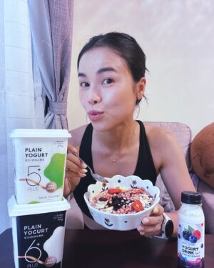Shennio Lin Instagram - 自從參加健美比賽後，很多人遇到我都會詢問我賽後怎麼維持體態～
必須來分享一下簡單快速備餐窈窕飲食小秘招！

除了固定維持一週至少四次以上的基礎運動與重訓外，“吃對食物”真的很重要！！！健美人對『飲食控制』真的很頭痛，尤其是「增肌」與「減脂」時期，每天我都會吃3-4餐，並且都要吃得足夠的營養量才能調節體態，常常聽到為了減肥只有吃1餐的朋友真的安堆～少量飲食不見得能瘦唷！

現在早上重量訓練之前，有選擇困難症的我對吃什麼早餐很煩惱，想要與大家推薦營養又方便的小秘招，就是使用雪坊優格搭燕麥和水果各種配料，5分鐘內就能完成一道含碳水、低糖、低脂肪，飽足感十足的早餐，快速有效的補充營養與能量，與好朋友們分享我的窈窕備餐內容～
................................................

近期最愛 #純鮮奶無糖優格
｜5 優格：幫助消化、維持消化道機能，金典款優格。
｜6 優格：促進新陳代謝、維持健康，推薦給換季不適的族群。
｜希臘優格：傳統製法濃縮而成的真正希臘優格，口感濃稠、很有飽足感
➤ 100 %高品質純天然鮮乳製作，無添加奶粉和糖
➤不含香料、色素、防腐劑與化學添加物
➤每公克含一億個以上的活性乳酸菌
➤六大優勢益生菌
➤藥廠等級無塵室製作

另外 #法式手工果醬可以和優格搭配
我最常搭配到「藍莓」「桑椹-限量」兩種口味，另外還有其他甚至是限量的口味讓你選擇，訂完就沒有了唷。

做健人鬆餅可搭配 #頂級優格冰淇淋
不得不說冰淇淋真的好好吃💯，而且低脂、無香料、無鮮奶油，口感比較不會膩，家裡直接屯了🍧獨享杯️ 🍧桶裝等等多種口味可以做選擇。

出門補充方便 #優格飲瓶裝
有多樣選擇的口味且攜帶方便，100%純鮮乳優格 果醬，搖一搖即可飲用，同時帶給我一些飽足感。

因為喜歡，所以分享
➰「雪坊精品優格」➰
限時開團6/19-6/28日
免運門檻： $1300 (不分冷凍冷藏)
還有➿滿額贈➿早鳥禮➿活動
價格比官網還甜唷

團購網址：https://gbf.tw/f6tiy
(會放在限時動態精選，無法點選的朋友可以私我拿連結喔！)

早鳥禮-
前15名，滿$1500者 
贈 優格飲*1瓶 或 獨享杯*1杯(視溫層隨貨贈送隨機口味)
 
—滿額禮不可更換、挑選—
「冷藏」 / 「冷藏 冷凍混合」
滿 $2000 送 優格飲*1瓶 (隨機)
滿 $2300 送 優格飲*2瓶 (隨機)
 🔺不累贈

「冷凍」
滿 $2000 送 獨享杯冰淇淋*1杯(隨機)
滿 $2300 送 獨享杯冰淇淋*2杯(隨機)
🔺不累贈
.
.
.
.
.
.
.
#團購 #雪坊精品優格 #雪坊優格團購
#雪坊優格冰淇淋  #雪坊法式手工果醬 
#雪坊優格飲 #純天然無添加 #低脂 #低糖 
#優格控 #開團中 #開團專屬優惠
#雪坊全品項開團優惠 #健身女孩 #芯物分享 #芯開團 
#snowfactory #yogurtbowl
#breakfast #breakfastbowl 
#eathealthy #healthyfood 
#shenniolin #yogurt