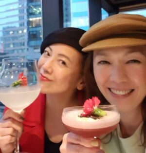 Sheren Tang Instagram - I have never been one to celebrate Valentine’s Day, not seriously, anyways, unless of course there is an excuse to… like seeing your soul sister again after 3 years of absence!!! 😍😍😍

Happy V Day, all of you! Let it be a celebration of love, friendship, sisterhood, brotherhood, family. Anything except heart-shaped chocolates and arrow-shooting cherubs….😂😂😂

從來不是一個喜歡慶祝情人節的人（不表示我不浪漫哦），至少不會特別認真的去看待這個節日。UNLESS, 我有充分的理由去慶祝，比如和分離了3年的好姐妹終於重逢！！！ OMG！！！怎能不開心呢？怎能不慶祝呢？？？

你們應該也很為我們開心吧？

所以在這裡祝大家Happy Valentine’s Day！ 讓我們慶祝愛情，友誼，姐妹情深，天倫之樂，whatever 都行，只要不要送我心形巧克力， OK？？？😬😬😬