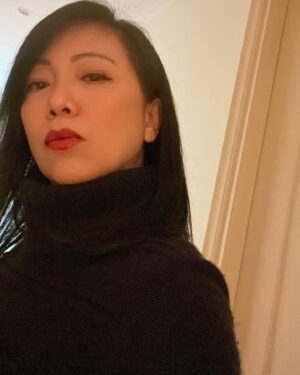Sheren Tang Instagram - 人生真的有很多不同階段，曾經很自卑、也試過自傲，當然會自戀、幸好常自省；如今很自在，也就最自然。今晚忽然想做回那個感覺行先的我，半夜三更玩自拍😎
#憑feel做戲多正但不能憑feel做人
#偶爾做吓曾經的那個自己
#裏面有很多個我偶爾出來say個hi