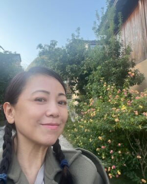 Sheren Tang Instagram - 今天這個孖辮妹造型，被貴州荔波女子的民族服裝引發，看見她們無論任何年紀都穿著色彩繽紛的短裙，非常有特色，也根本不存在什麼年齡焦慮身材管理，多自由多自在！所以回到房間，忽然就紥起孖辮來，非常即興卻很快樂🥳；其實何須在乎別人怎樣想，我的美我自己來定義😎重點是要多做讓自己身心愉悅的事情✌🏼，女生們共勉❤️你們知道我在說那一種民族服裝嗎？
#扎孖辮時隨即想起許冠傑的歌十個女仔😆#
#讓自己快樂很重要#
#我不快樂又怎能令身邊的人高興呢#