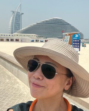 Sheren Tang Instagram - 在杜拜熱到唔知點算的第一天。
#沒有這個耳筒式風扇我死得🥵
#只要一心急一快動即使在冷氣房也出汗
#七月在杜拜的太陽下我簡直有被烤熟的感覺
#在戶外落車打卡最多能頂三分鐘😅