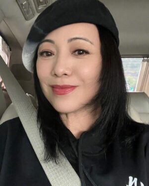 Sheren Tang Instagram - 終於還是被一個有意思的劇本吸引我回到演員崗位，既期待又興奮！祝願創作和演出過程中能過足戲癮，同時認識到一班新朋友，拍好戲也過好生活，更感恩在天氣最佳的季節拍劇，全是恩典🙏🏼
#九義人開機大吉🧧#還是趕上了秋天的尾巴多幸福🥰