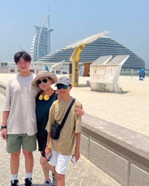 Sheren Tang Instagram - 在杜拜熱到唔知點算的第一天。
#沒有這個耳筒式風扇我死得🥵
#只要一心急一快動即使在冷氣房也出汗
#七月在杜拜的太陽下我簡直有被烤熟的感覺
#在戶外落車打卡最多能頂三分鐘😅