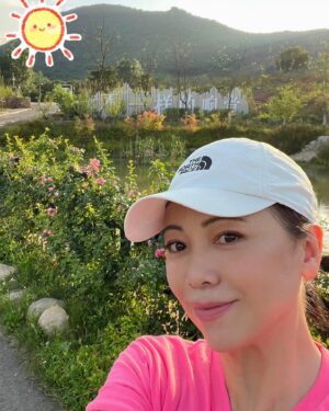 Sheren Tang Instagram - 從很久以前開始，旅途中就常做親朋好友的攝影師，因替他們拍的照都比較有畫面感，也畧懂捕捉整體美感，通常把人也拍得挺美的；但反過來朋友替我拍的照，取景角度都很一般，大多難看（可能也是自己條件不足😅）所以我已經不喜歡拍照很久了，有時寧願自拍一下，以作留念。
#幸好出太陽才不至於日夜都宅在民宿𥚃
#戶外曬太陽已成了我的幸福日常
#不要讓自己給憂悶的心晴籠罩🙅🏻‍♀️