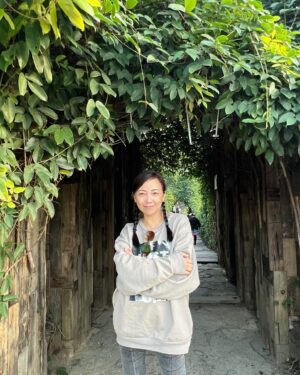 Sheren Tang Instagram - 今天這個孖辮妹造型，被貴州荔波女子的民族服裝引發，看見她們無論任何年紀都穿著色彩繽紛的短裙，非常有特色，也根本不存在什麼年齡焦慮身材管理，多自由多自在！所以回到房間，忽然就紥起孖辮來，非常即興卻很快樂🥳；其實何須在乎別人怎樣想，我的美我自己來定義😎重點是要多做讓自己身心愉悅的事情✌🏼，女生們共勉❤️你們知道我在說那一種民族服裝嗎？
#扎孖辮時隨即想起許冠傑的歌十個女仔😆#
#讓自己快樂很重要#
#我不快樂又怎能令身邊的人高興呢#