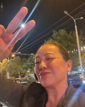 Sheren Tang Instagram - 每年中秋都會送上這句話：「但願人長久，千里共嬋娟。」
大家中秋節快樂🥮
#人生有几个十年，最紧要痛快！
#唔好淨係諗人哋，要諗吓自己！
#吔屎啦，梁非凡！
#戲如人生人生如戲 😆