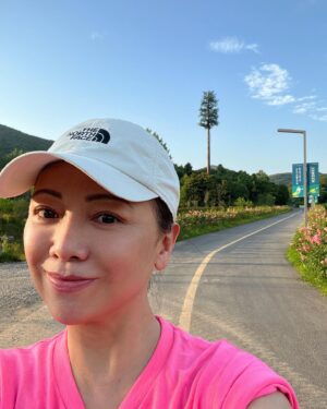 Sheren Tang Instagram - 從很久以前開始，旅途中就常做親朋好友的攝影師，因替他們拍的照都比較有畫面感，也畧懂捕捉整體美感，通常把人也拍得挺美的；但反過來朋友替我拍的照，取景角度都很一般，大多難看（可能也是自己條件不足😅）所以我已經不喜歡拍照很久了，有時寧願自拍一下，以作留念。
#幸好出太陽才不至於日夜都宅在民宿𥚃
#戶外曬太陽已成了我的幸福日常
#不要讓自己給憂悶的心晴籠罩🙅🏻‍♀️