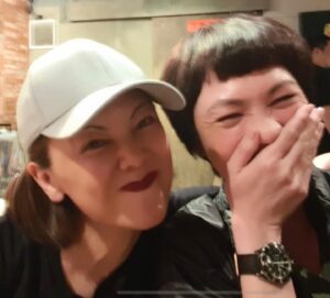 Sheren Tang Instagram - ❤️親愛的Kit @hellokitchan 生日快樂🎂在今天這個特別的日子要送你最衷心的祝福🙏🏼活到這人生階段，應該什麼都由自己來定義了😎請繼續做高興的事，想怎樣過就怎樣過，一直唱喜愛的歌，同時拍‘很愛‘的拖🥰我們的身體即使一年一年老去，但心靈和心境卻可以越來越像孩子；祝你繼續健康、美麗、簡單、純粹、喜樂和平安！祈求以上的祝福都能在主的旨意裏成就🙏🏼還有就是，無論你多大，也永遠都是小過我的妹妹呢🤨愛你🤟🏼
#50歲會開始會變回15歲的
#雖然有皺紋但真自由真喜樂真無懼
#單獨時各自幸福合體秒變小朋友
#Kit和我的距離又拉近了一步😜
#💋💋💋💋💋💋💋💋💋
