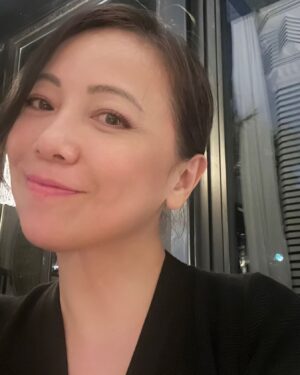Sheren Tang Instagram - 最近一直在思考一些問題。
無論一段關係，一個想達成的夢想，或是一份工作任務, 若在開初它已經出現一些不好的徵兆或已感到有不舒服不妥當的地方，請相信自己的直覺，就不要再繼續了。這不是說誰對誰錯，就是告訴你不合適，道不同不相為謀，因為勉強無幸福。我的經驗之談：曾經在接拍某個戲之前，反對了故事內容一些三觀不正的想法，製作人為了想我接拍也就妥協不寫這情節，可我最終就落入一個非常不愉快的拍攝過程，這教訓畢生難忘，也一直用來警惕自己。自此之後，我不再以事業為優先，更懂得疼愛自己身、心、靈的健康，更加投入生活且熱愛生活；不再妥協於不公平對待，不委屈於不合理的工作條件，少與不尊重專業的人合作。
當然，人心也可以是熱切單純的，因為仍有人會為音樂為學員竭盡所能去爭取機會，但最終傷害到的可能是自己；看見這種事我實在感觸良多！自小在我的價值理念𥚃，工作勤奮認真就是希望可以用努力來獲取工作能力的認可，會更備受尊重，但現實世界很多時是會事與願違的，不過也不用太在意別人的想法，因為我內心已經足夠強大了。
聆聽自己的內心，也忠於演戲的初心，做好真實世界「自己」這個角色，比做好戲𥚃任何一個角色來得珍貴👍🏼一起共勉吧❤️
#已等候四年給出了三次檔期我比觀眾的失望更大
#四奶奶九姑娘這些大女主人格魅力也成就了我堅毅不屈的精神
#希望這些美好角色也能感染你們活出豐盛的人生
#認真應用來對待自己才更有價值和回報
#如果接工作只看錢份上應該已家財萬貫可以退休了😂
#娛樂新聞只為博眼球聰明的觀眾不用盡信
#決定不拍巾幗時還未知道孤注一擲即將上映作得就作🙄