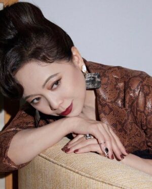 Sheren Tang Instagram - 我剛入行就自帶古典氣質，所以復古造型于我是手到拿來的🥰
#我和春天姚小蝶重現😆