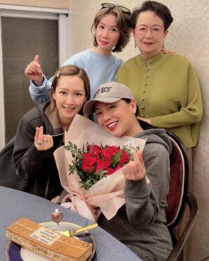 Sheren Tang Instagram - 今天心裏一直在感動，整天都有種感恩到想哭的感動，因為我的心越來越輕省和純粹，知道未來的日子應該做什麼，怎樣活；可能外表的確在自然地老去，但並不妨礙我越活越像個小孩，感恩主的恩典和帶領。今個生日身心靈都很飽足 ，過得有意思，有動力，又有愛 。下午團契和祈禱，到晚上豐富的盛宴，真的又飽又滿足。感謝屬靈媽媽Dorothy長期以來在信仰上的教導與關愛，兩位主內姊妹的相知相交，尤其我之前長時間不在香港，幸得她們從不撇下我，常常禱告記念我，讓我不會感孤單。基督信仰～不是抽象得只在聖經的文字裏，只在祈禱的空氣中，主是會派人出手很實在的與我一起同行✌🏼
💕Happy birthday to me！多謝主祢創造我，媽媽把我生下來，才有今天的我❤️
#年長那位並非我媽媽是我基督信仰上的導師