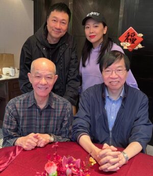 Sheren Tang Instagram - 「久別重逢，難得相聚。」還記得巾幗梟雄和義海豪情開拍之前，我常常會在TVB製作部七樓看見他們諗爆腦在度橋～以有限時間不分日夜趕出個最好的劇本，這些畫面非常深刻，也讓我更能體諒和加強這份團隊精神。一劇之本，沒有好劇本就沒有後來的好成績；真不捨得添哥退休因他就是大家的定海神針，有經驗有擔當有魄力有熱情👍🏼昨天飲茶時也自然就聊起一些共同經歷，喜歡聽他們講戲談見識和歷史，真有幸合作了兩套好戲。雖然添哥退休了，但聽得出他仍然對電視行業有心又有情。義海豪情已經是12年前的，作品仍會被談論至今全賴他們對戲劇的理解和那份人民精神，有些戲拍完就只是過眼雲煙，自己都會忘記演過什麼，但四奶奶與九姑娘的某些特質已成為我本人的一部份，也是我畢生難以忘懷的好角色。這兩部天作之合，是送給我人生的兩份大禮，所以非常感激。祝願兩位前輩～監制李添勝，編劇張華標繼續健康、平安、無論工作享樂都龍精虎猛，事事順心。
#再等下一次的天作之合
#劇集會拍完但情誼卻永在
#今日立春祝福香港全新出發有一片新景象🙏🏼