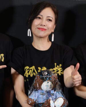 Sheren Tang Instagram - 自從拍過劇集「師奶兵團」之後，非常能感受到和社會群眾共鳴的重要；當年劇集不但拿了最高收視，受大眾喜愛，也讓我更明白回饋社會的意思和作用。賦予「社會意義」的影視作品很難得，值得支持💪🏼等了十多年終於再遇上這電影～孤注一擲。相信沒有一個父母想看見自己的孩子遇上詐騙，愛上賭博，被洗腦變得瘋狂和人性泯滅😭沒有孩子的我，拍攝期間完全能感受那份切膚之痛，「孩子犯錯，一家賠上。」
#物質和供書教學不及父母貼心的愛與陪伴
#孩子經歷了什麼父母知道嗎？
#千萬不要去到無法挽救的時候才醒覺