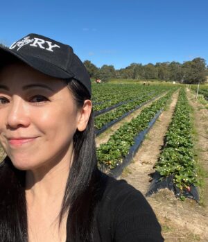 Sheren Tang Instagram - 原來士多啤梨（草莓）真是要自己親手摘，即場吃才是最鮮甜的😋這種不勞而獲很快樂🥰
#原來摘士多啤梨是會停不了手的
#吃過這種親手摘的鮮甜以後吃🍓就更挑剔
#今日又有陽光又有風超正😎