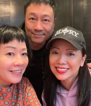 Sheren Tang Instagram - 「久別重逢，難得相聚。」還記得巾幗梟雄和義海豪情開拍之前，我常常會在TVB製作部七樓看見他們諗爆腦在度橋～以有限時間不分日夜趕出個最好的劇本，這些畫面非常深刻，也讓我更能體諒和加強這份團隊精神。一劇之本，沒有好劇本就沒有後來的好成績；真不捨得添哥退休因他就是大家的定海神針，有經驗有擔當有魄力有熱情👍🏼昨天飲茶時也自然就聊起一些共同經歷，喜歡聽他們講戲談見識和歷史，真有幸合作了兩套好戲。雖然添哥退休了，但聽得出他仍然對電視行業有心又有情。義海豪情已經是12年前的，作品仍會被談論至今全賴他們對戲劇的理解和那份人民精神，有些戲拍完就只是過眼雲煙，自己都會忘記演過什麼，但四奶奶與九姑娘的某些特質已成為我本人的一部份，也是我畢生難以忘懷的好角色。這兩部天作之合，是送給我人生的兩份大禮，所以非常感激。祝願兩位前輩～監制李添勝，編劇張華標繼續健康、平安、無論工作享樂都龍精虎猛，事事順心。
#再等下一次的天作之合
#劇集會拍完但情誼卻永在
#今日立春祝福香港全新出發有一片新景象🙏🏼