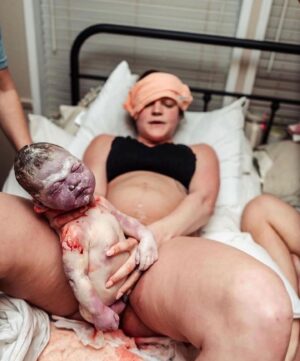 Sherry A. Ross Instagram - Guiding this baby into life! Women can do it all 💪🏻 Stunning photo for #fotofriday 

📸: @photo_doula