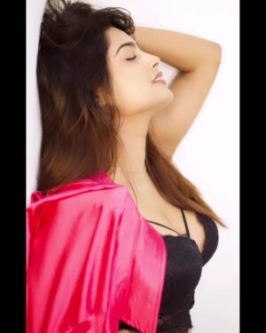 Sherry Agarwal Instagram - Main khud ko chupau kaha…? 
*
*
*
*
#sherryagarwal #actress #song #mood #sexy #love #jaadu #nasha #tollywood