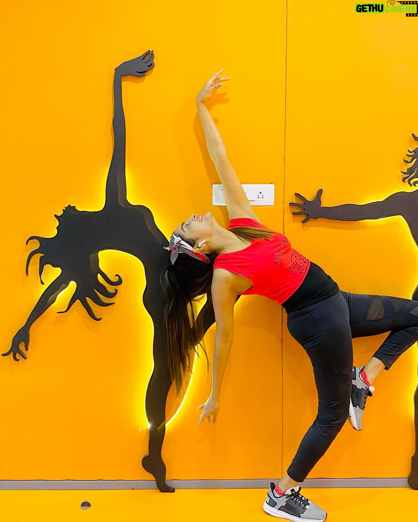 Sherry Agarwal - 111 Likes - Consistency is more important than starting it up…!!!
*
*
*
*
*
*
*
#fitness #gym #fitnessmodel #gymmotivation #workout #stretching #flexibility #bodyweight #workhard #gymlife #gymmotivation #gymrat #gymgirl #gymlifestyle #mood #sherryagarwal