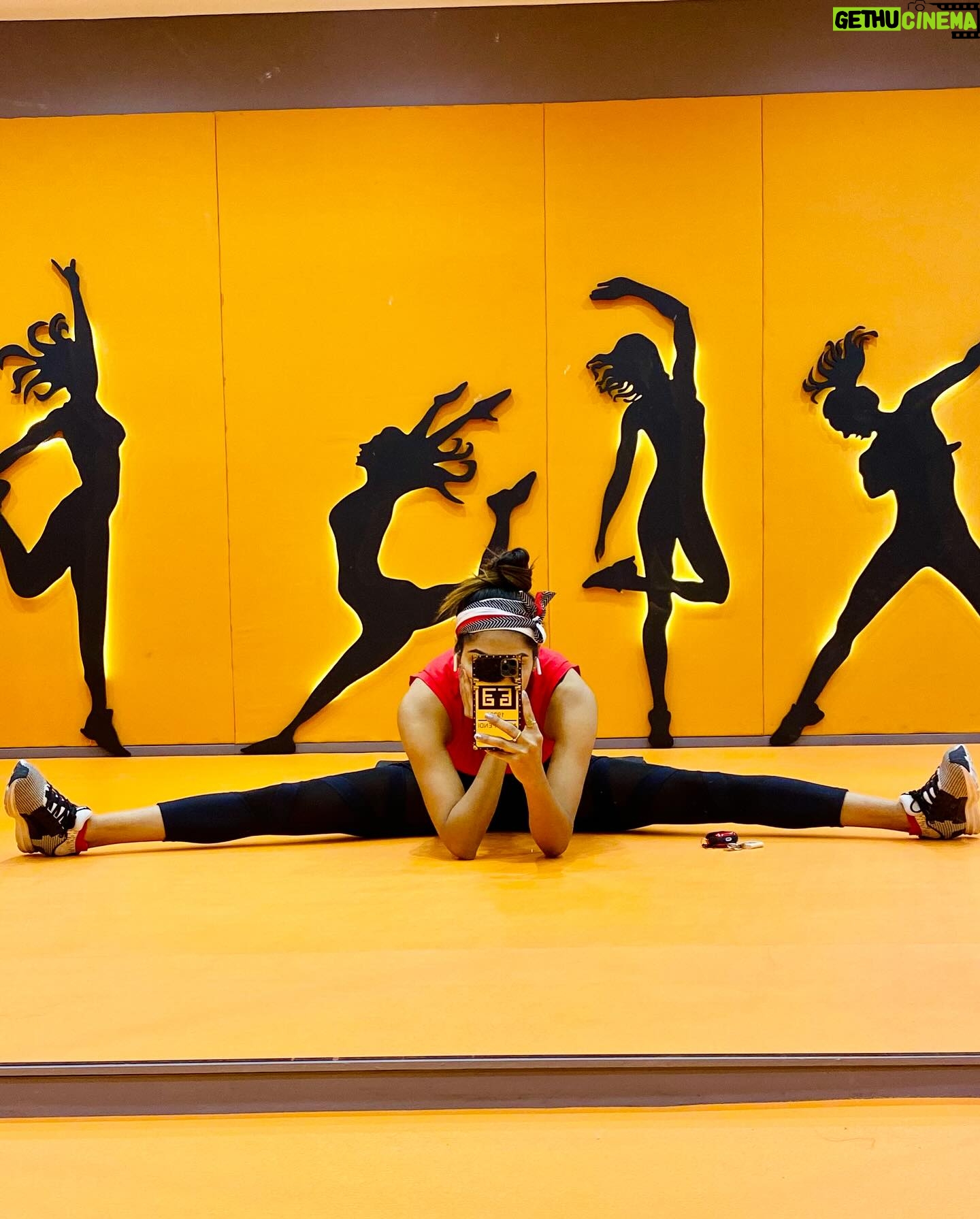Sherry Agarwal - 111 Likes - Consistency is more important than starting it up…!!!
*
*
*
*
*
*
*
#fitness #gym #fitnessmodel #gymmotivation #workout #stretching #flexibility #bodyweight #workhard #gymlife #gymmotivation #gymrat #gymgirl #gymlifestyle #mood #sherryagarwal