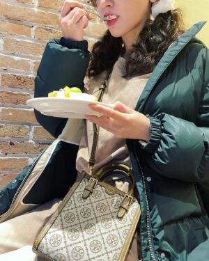 Shi Shi Instagram - 🍵

#toryburchsport #施诗kira