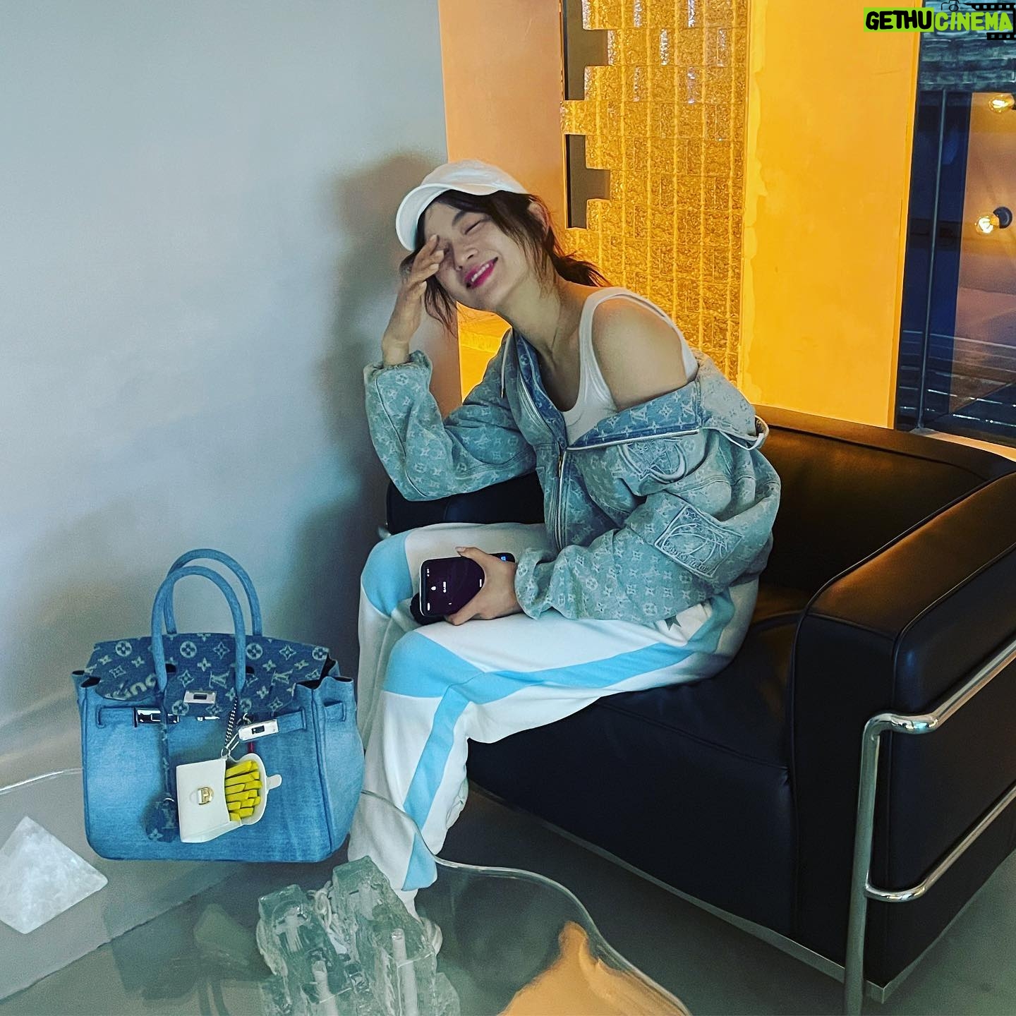 Shi Shi - 218 Likes - 💙