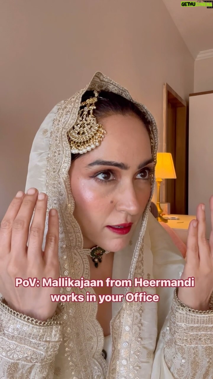 Shibani Bedi - 106.7K Likes - Mallikajaan notice period nahi, Guroor serve karti hai… GUROOR!!
Wearing @kadhaeeghar
.
.
.
#heeramandi #heeramandionnetflix #slb #manishakoirala #aditiraohydari #sonakshisinha #netflix #office #corporate #hr #shibanibedi #bollywood
(Heeramandi, Netflix, Shibani Bedi)