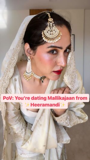 Shibani Bedi Instagram - Baby, hottie, cutie nahi, Huzoor boliye, HUZOOOR!!
.
.
Wearing @kadhaeeghar 
.
.
#heeramandi #heeramandionnetflix #netflix #shibanibedi #bollywood 
(Heeramandi, web series, Shibani Bedi, Bollywood, Desi)