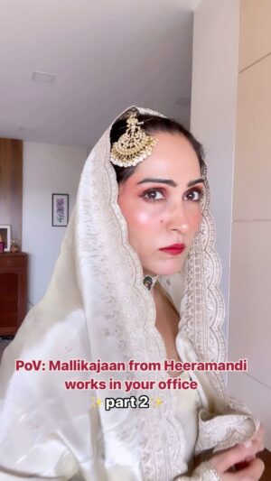 Shibani Bedi Instagram - Bibbojaan, bare minimum begum na banein! 
.
.
.
#heeramandi #heeramandionnetflix #mallikajaan #shibanibedi #netflix #slb #bollywood 
(Heeramandi, Netflix, web series, Bollywood, Shibani Bedi)